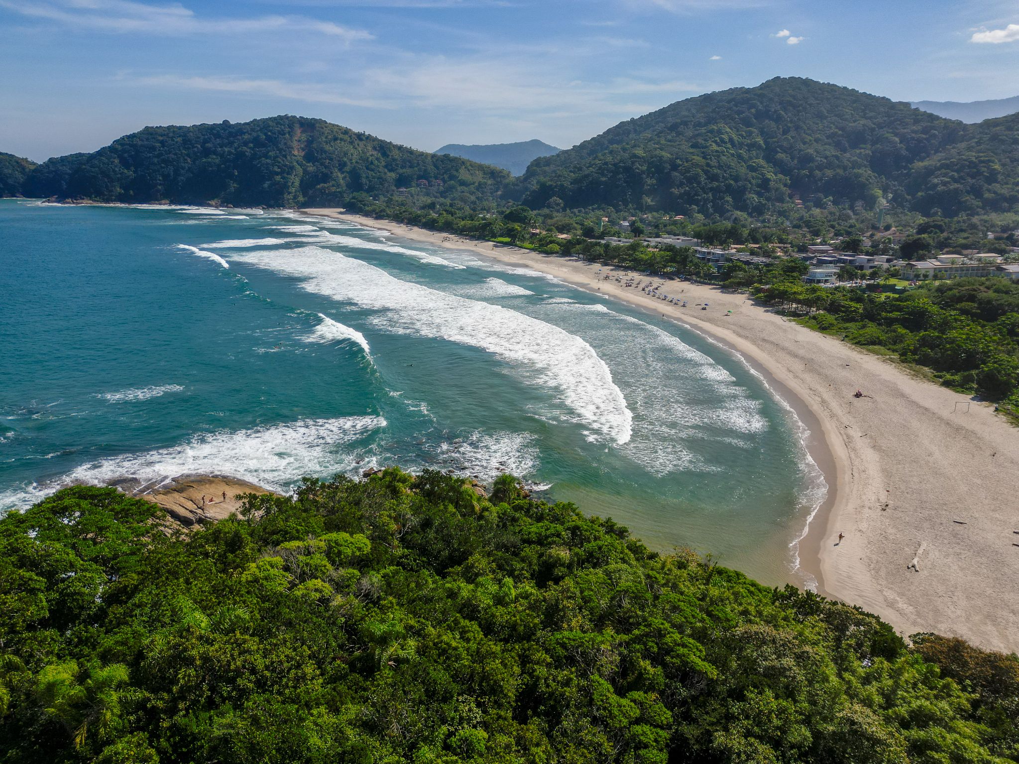 Praia de Camburi – Surf, Style, and Natural Beauty